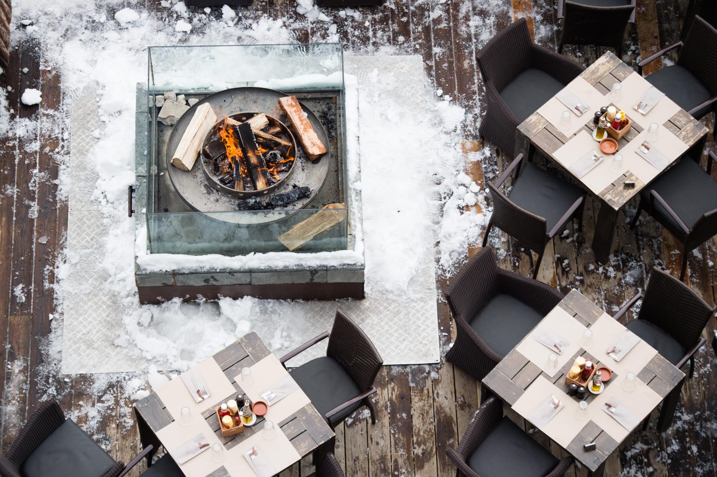 Open fire and tables on the terrace at Portetta hitek
